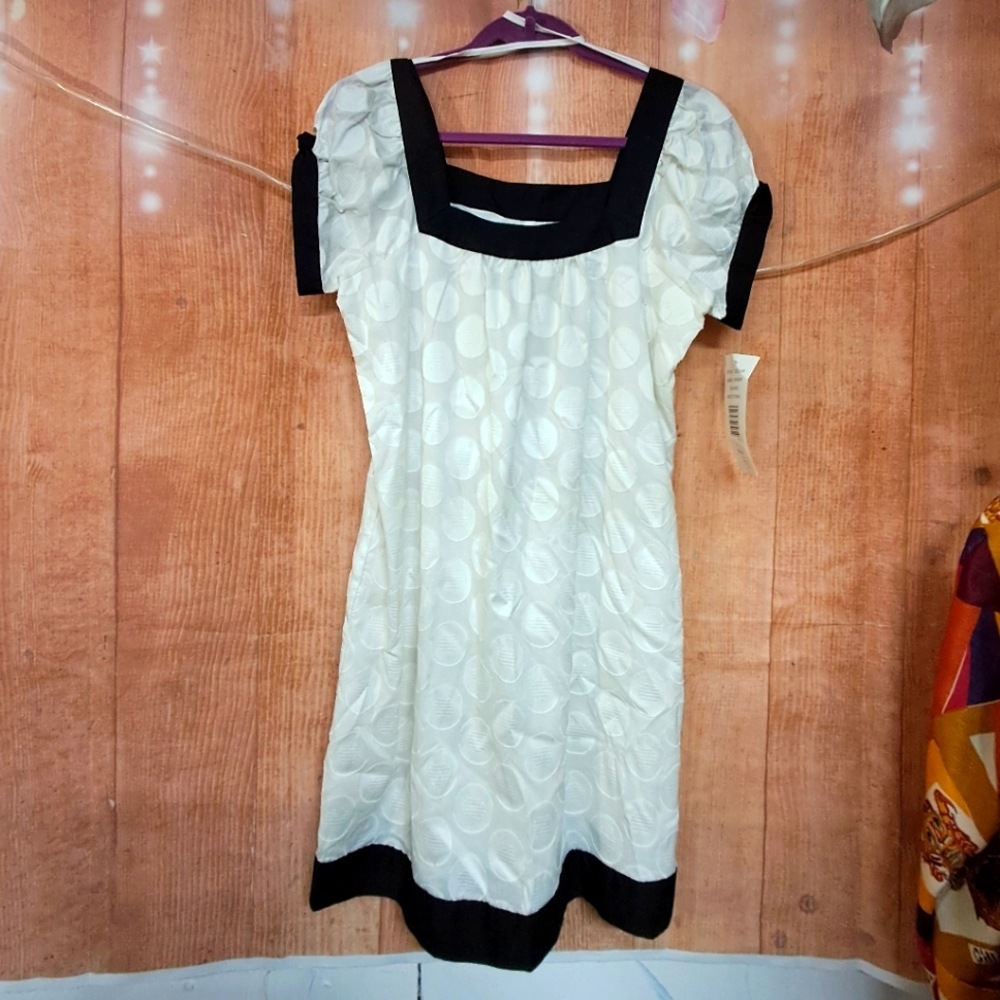 Robbie Bee white dress size 6 square neck